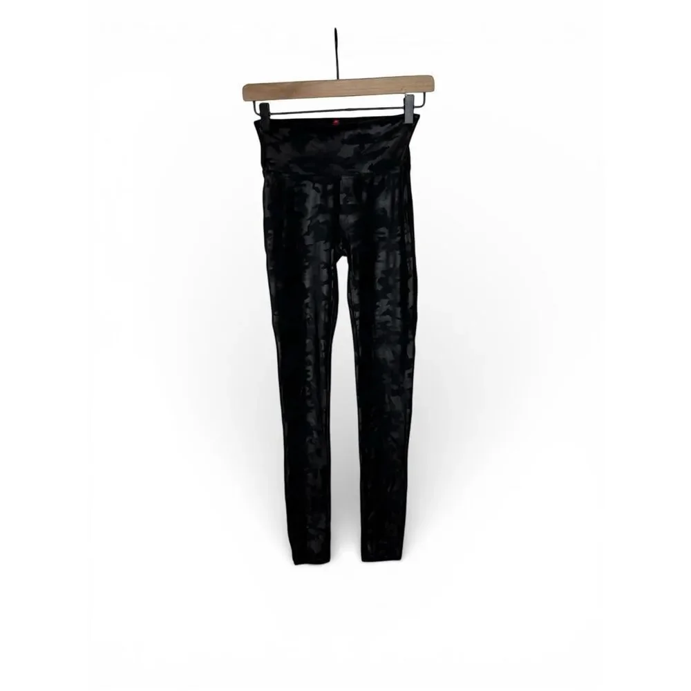 Spanx Faux Leather Leggings Matte Black Camo Size Small